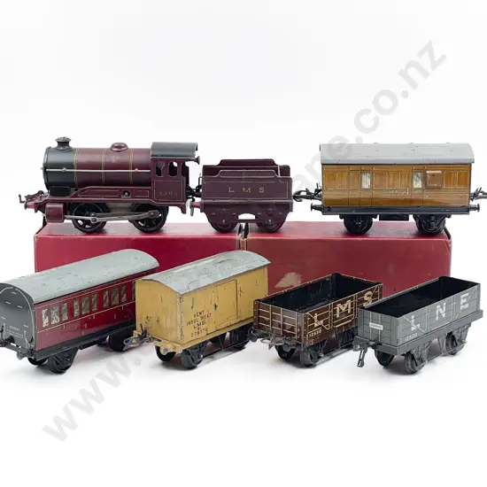 Hornby O Gauge Clockwork Locomotive and Tender
