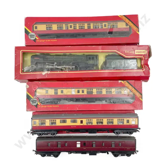 Hornby Railways HO Gauge Part Boxed R259 4-6-2 'Britannia' Locomotive and tender with three BR coaches