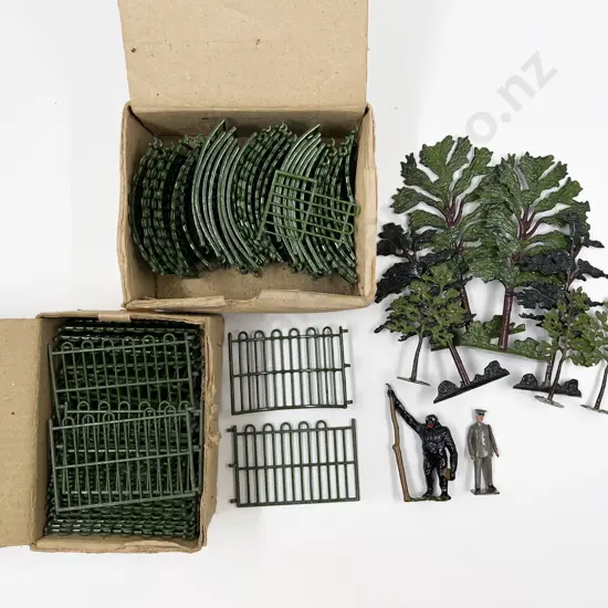 Collection Britains Zoo Fencing with Zoo Keeper and Ape