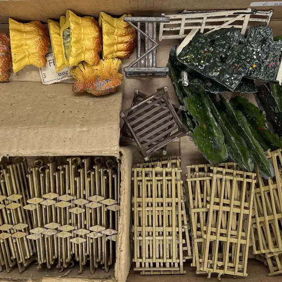 Britains 5 1/2doz Fencing Pieces with Greenery and Hay Stacks