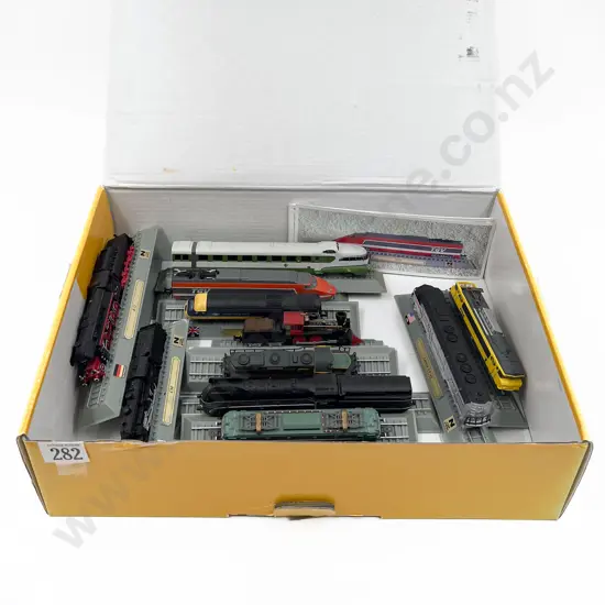 13 x Delprado Model Trains