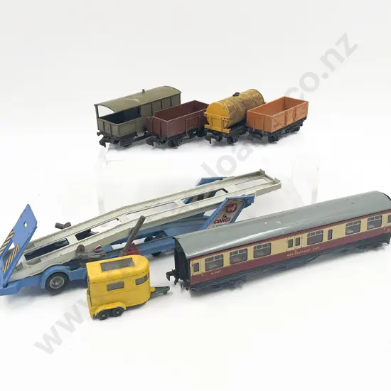 Small Quantity of Assorted Vintage Model Trains etc Including Hornby
