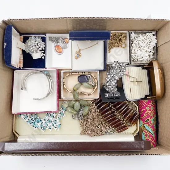 Collection Vintage and Modern Costume Jewellery