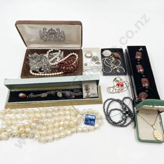 Collection Vintage and Modern Costume Jewellery