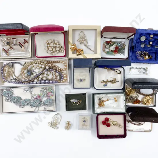 Collection Vintage Costume and Collectable Jewellery