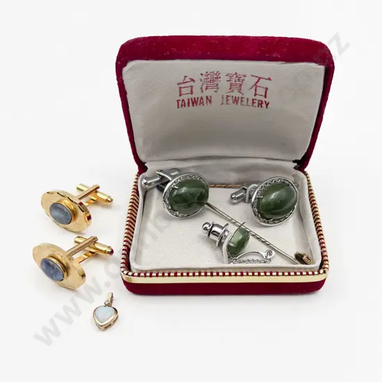 Small 9ct Mounted Milk Opal Heart Pendant