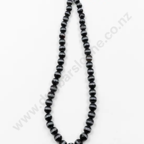 Victorian Single Strand Slightly Graduated Striated Agate Necklace