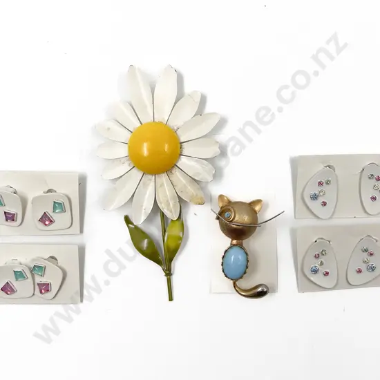 C1960's Enamelled Metal Daisy Brooch