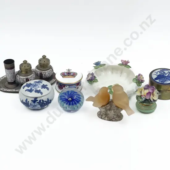 Small Quantity of Assorted Ornaments