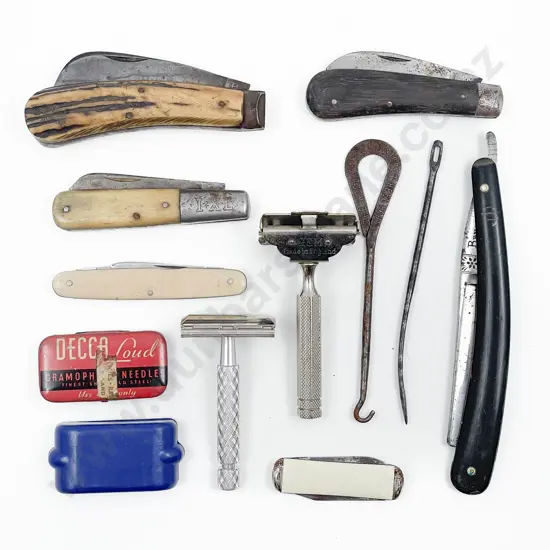 Quantity of Assorted Vintage Razors and Pocket Knives etc