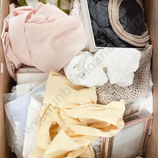 Quantity of Assorted Vintage Linen etc