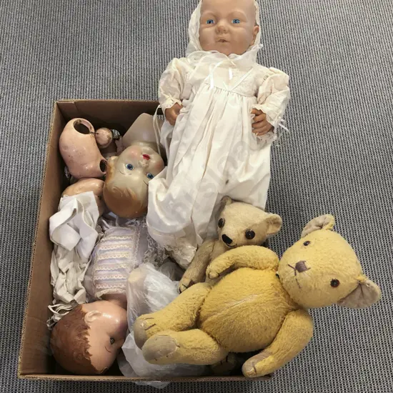 Quantity of Assorted Vintage Dolls and Teddies etc