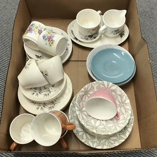 Small Quantity of Assorted Crown Lynn Crockery