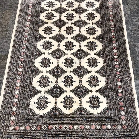 Persian Floor Rug on Creme Ground