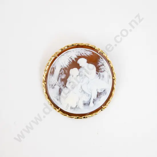 14ct Circular Framed Classical Romantic Scene High Relief Cameo Brooch