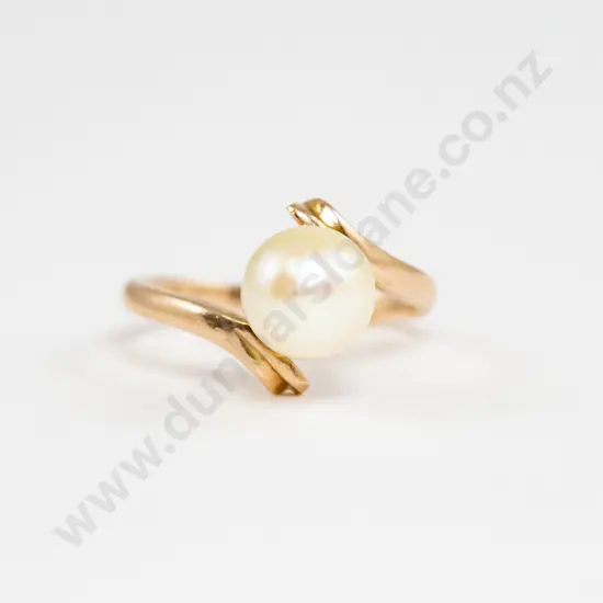 18ct Single Cultured Pearl Ring
