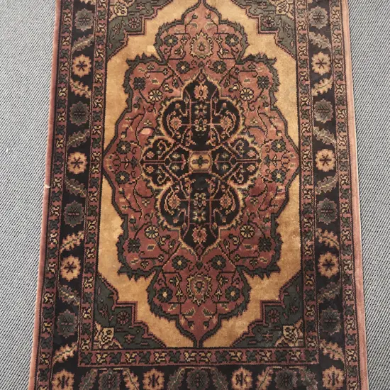 Persian Style Woollen Floor Rug with Large Centralised Medallion
