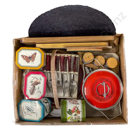 Quantity of Assorted Vintage Kitchen Ware