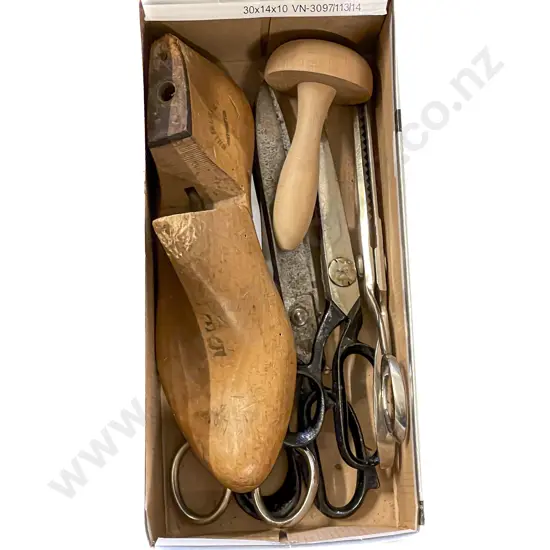 Quantity of Assorted Vintage Scissors etc