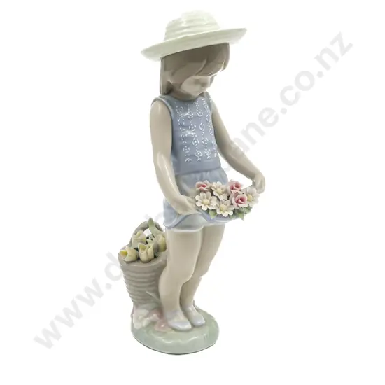 Lladro Figure "Flowers on the Lap"