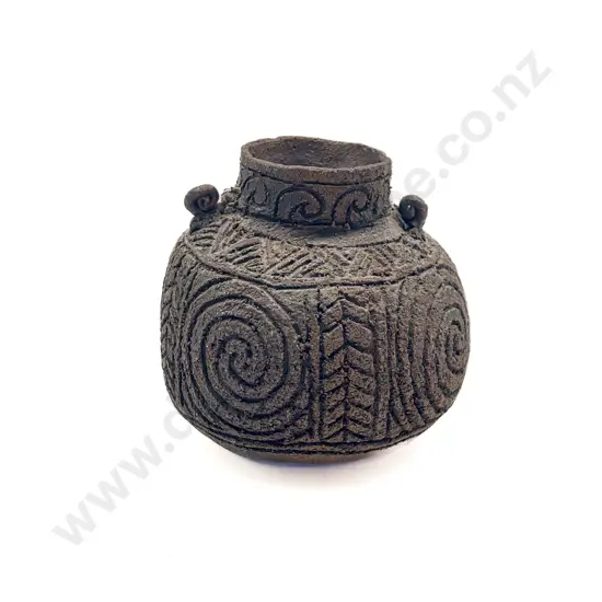 Small Pottery Vase in the Style of Wi Taepa