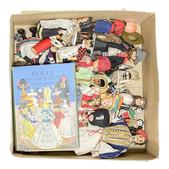 Collection National Costume Dolls