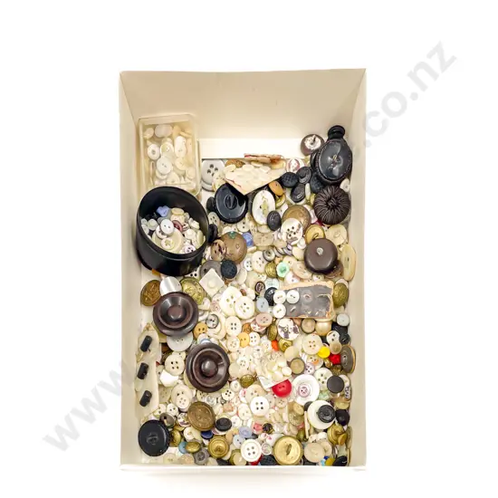 Good Qty Vintage Buttons