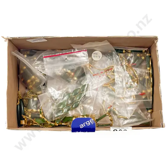 Quantity Various Jade Pendants