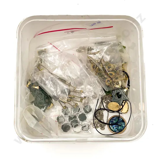 Quantity Various Jade Pendants and Brooches