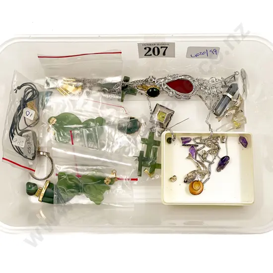 Quantity Various Jade Pieces and Jewellery