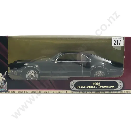 Road Signature Boxed 1:18 1966 Oldsmobile Toronado