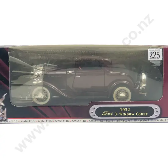 Road Signature Boxed 1:18 1932 Ford 3-Window Coupe