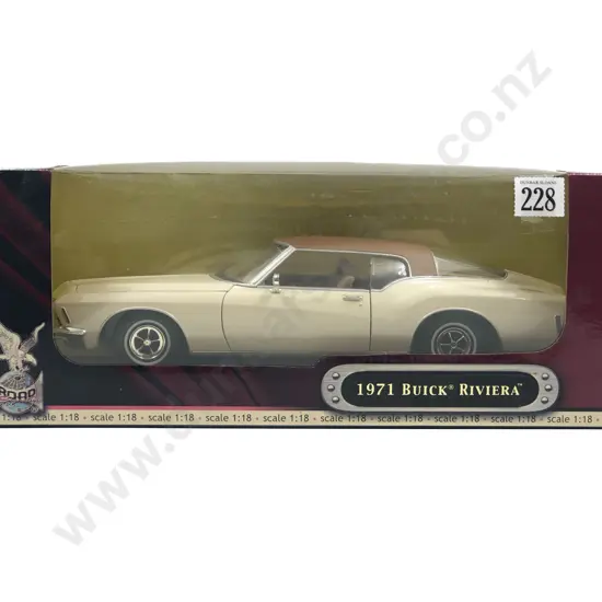 Road Signature Boxed 1:18 1971 Buick Riviera