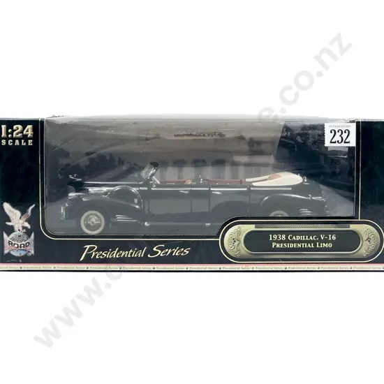 Road Signature Boxed Presidential Series 1:24 1938 Cadillac V-16 Presidential Limo