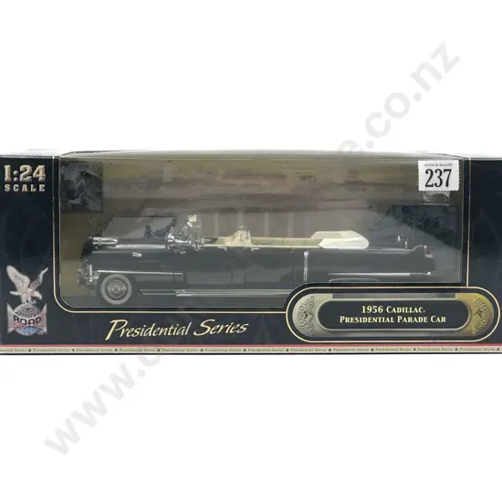 Road Signature Boxed Presidential Series 1:24 1956 Cadillac Presidential Parade Car