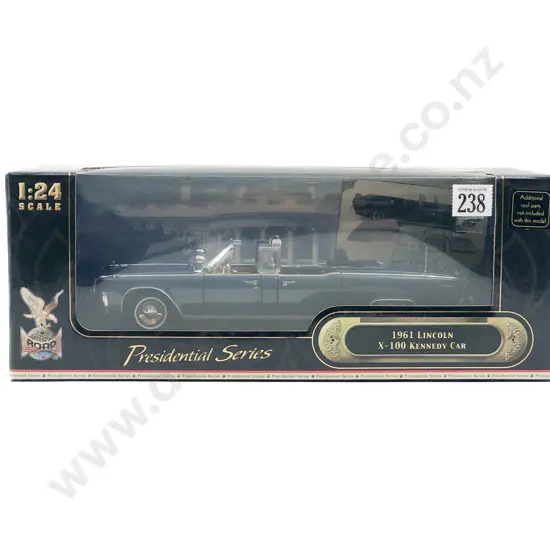 Road Signature Boxed Presidential Series 1:24 1961 Lincoln X-100 Kennedy Car