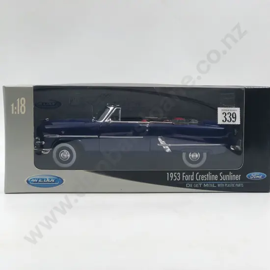 Welly Boxed 1:18 1953 Ford Crestline Sunliner