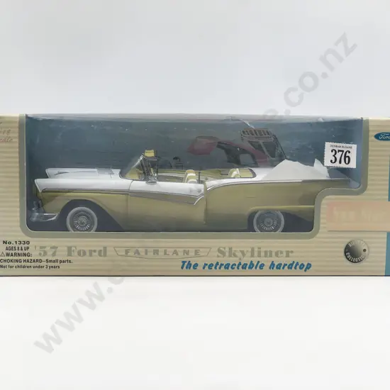 Sun Star Boxed 1:18 Classic Models 1957 Ford Fairlane Skyline Retractable Hardtop