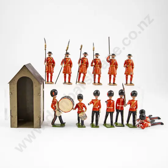 Unboxed Early Britains Beefeaters and Scots Guard Soldiers (14) and Sentry Box (some faults)