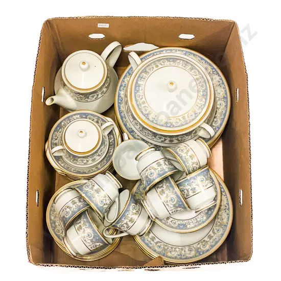 Quantity of Fancy China Part Dinnerset