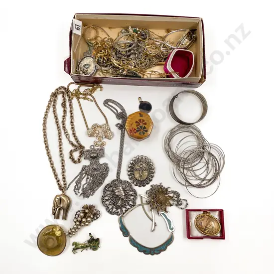 Quantity of Assorted Costume Jewellery