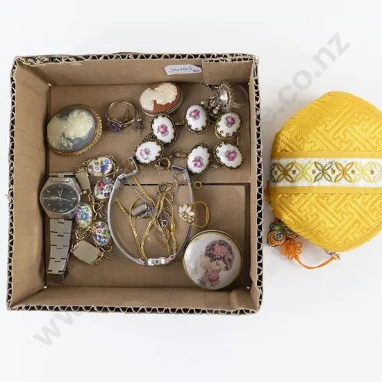 Small Quantity of Assorted Costume Jewellery