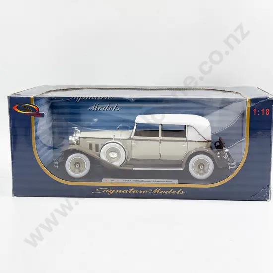 Boxed Signature Models 1:18 1941 Packard Limousine