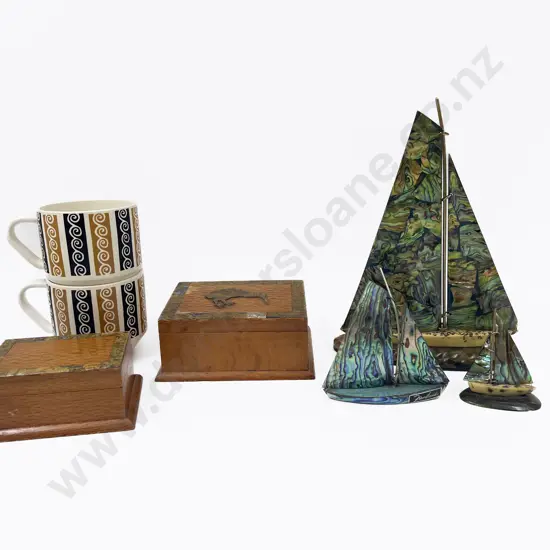 NZ Souvenir Pauaware Cigarette Box Badges & Two Rewa Teacups