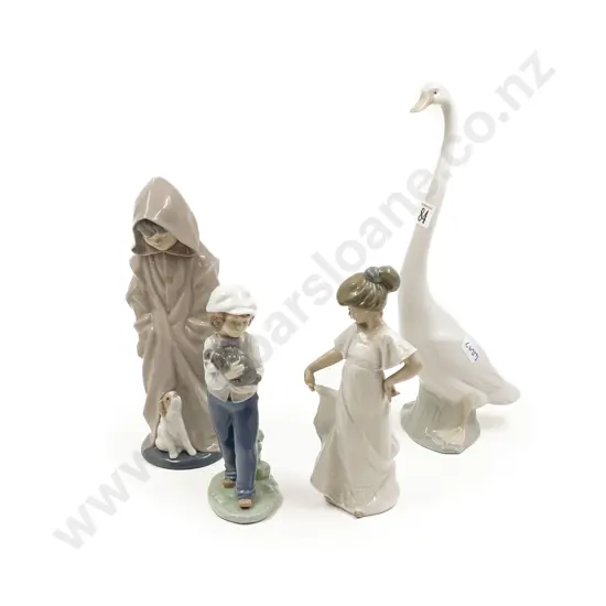 Three Nao Figures together with Goose