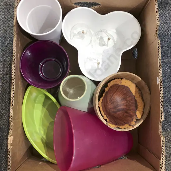 Quantity of Assorted Modern Vases etc