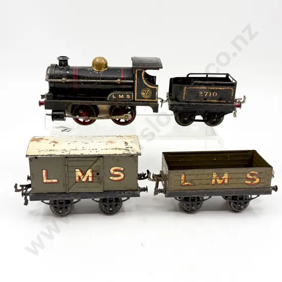 Hornby O Gauge C1924 Clockwork No O Locomotive and Tender LMS 2710 with two wagons