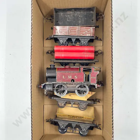 Hornby O Gauge Type 101 Tank LMS 2270 with six rolling stock wagons