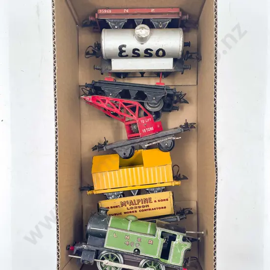 Hornby O Gauge Type 101 Tank LNER 460 with seven rolling stock wagons