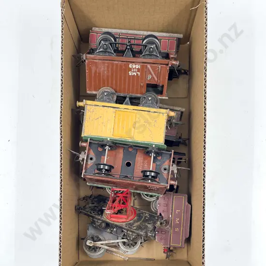 Hornby O Gauge Type 501 Locomotive and Tender 5600 LMS with six rolling stock wagons